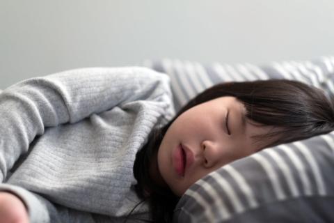 Petite fille qui dort en portant les lentilles ortho'k
