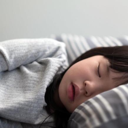Petite fille qui dort en portant les lentilles ortho'k